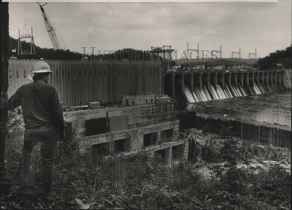 1984 Press Photo Earl Foust of Alabama Power Checks Mitchell Dam, Alabama - Historic Images