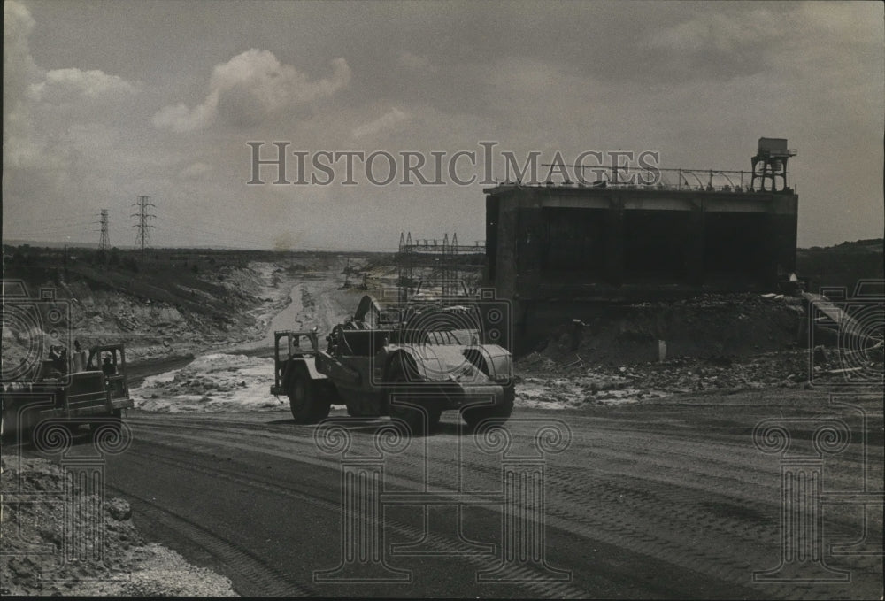 1975 Press Photo Alabama-Heavy earth moving equipment works at Bouldin Dam. - Historic Images