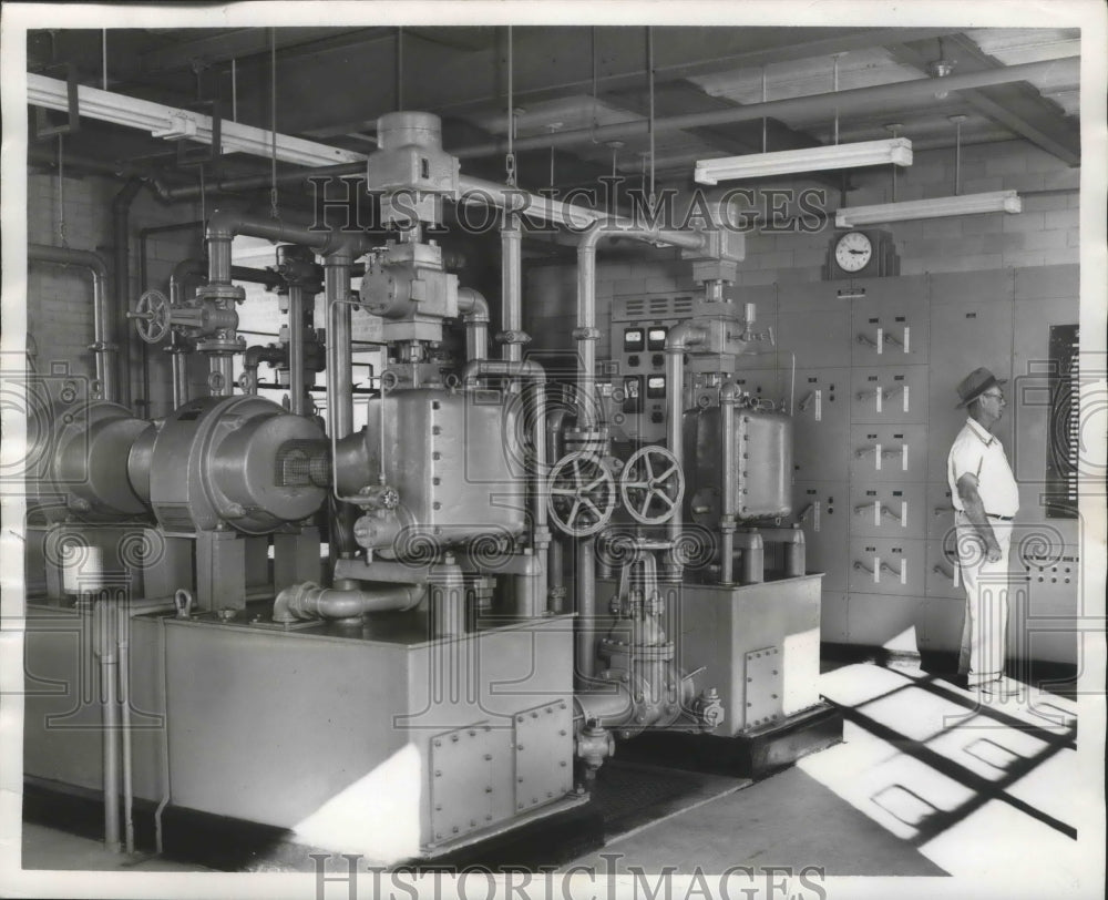 1955 Press Photo Alabama-Wallace Thrash checks instruments at Demopolis Dam. - Historic Images