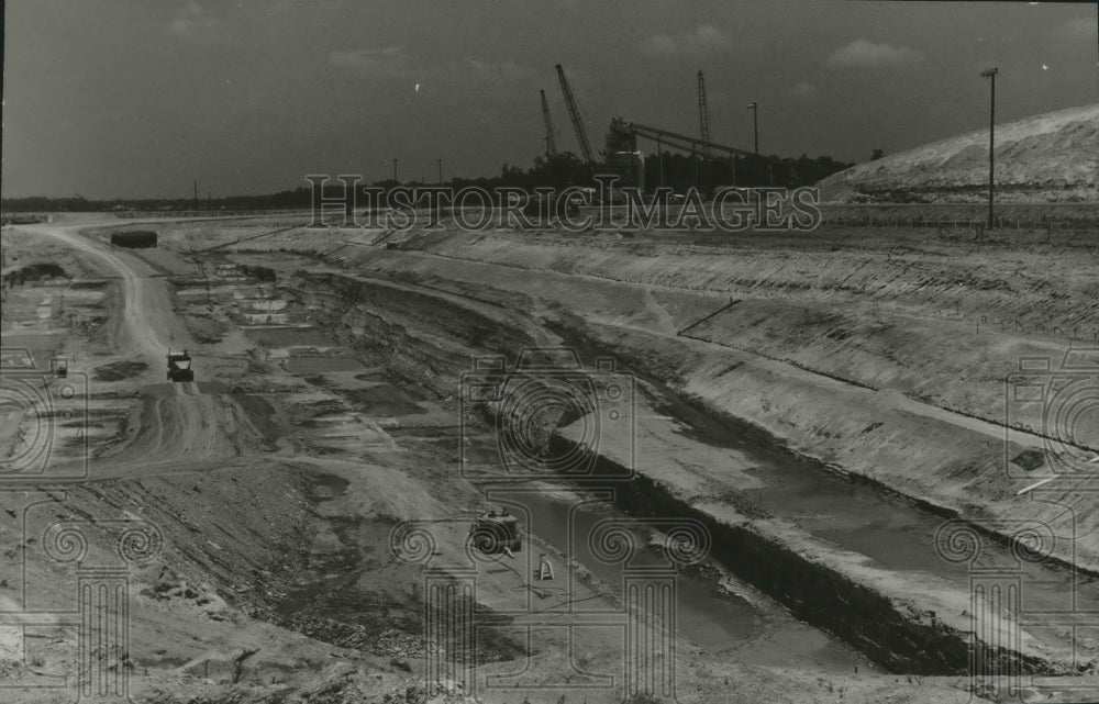 1974, Alabama-Construction on the Gainsville Locks and Dam. - Historic Images