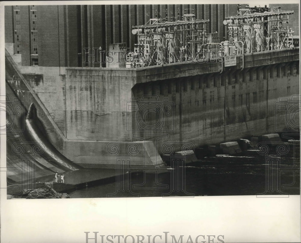 1989 Press Photo Alabama-Two fishermen trying their luck below Jordan Dam. - Historic Images