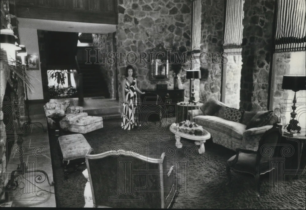 1969 Press Photo Alabama-Mrs. Howard Simon in her Birmingham historic home. - Historic Images