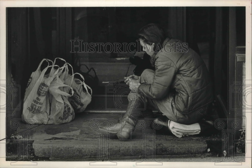 1987 Press Photo Homeless woman lives in 3rd Avenue doorway, Birmingham, Alabama - Historic Images