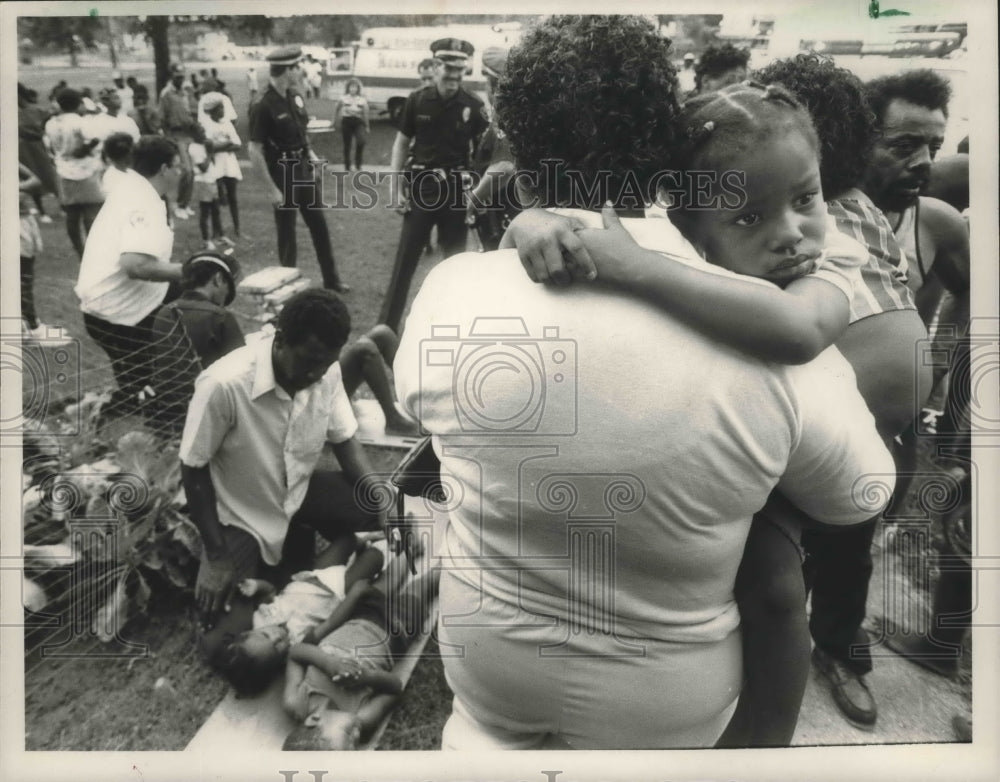 1988 Press Photo Alabama-Birmingham children comforted after apartment fire. - Historic Images