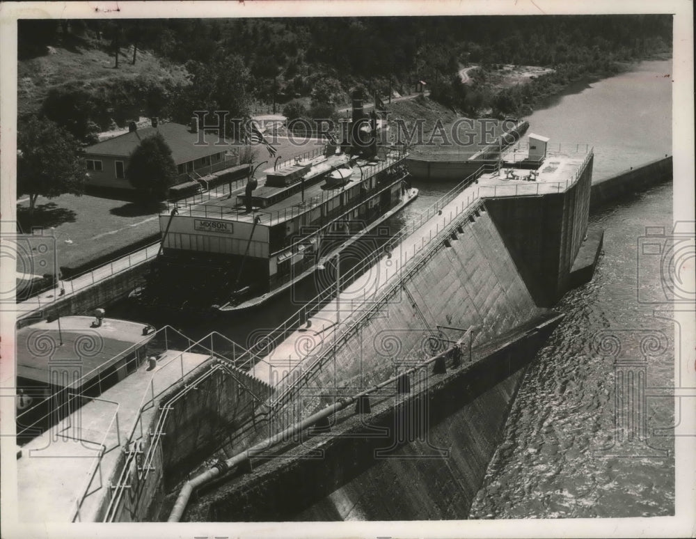 1952 Press Photo Alabama-Barges at Warrior and Tombigbee waterway locks. - Historic Images