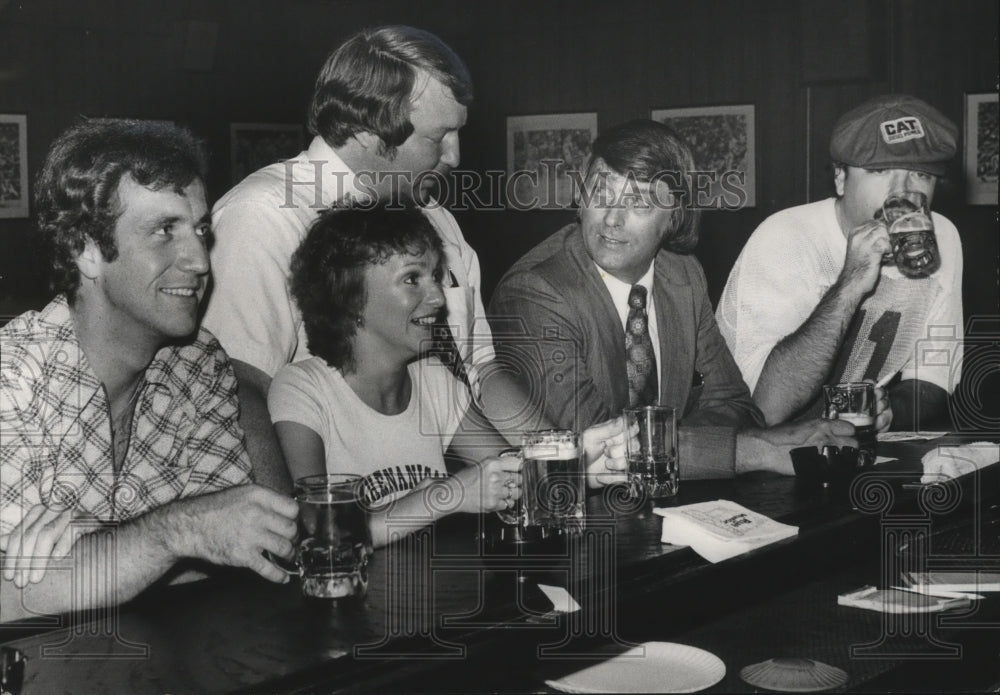 1978, Alabama-The return of draft beer draws big crowds to taverns. - Historic Images