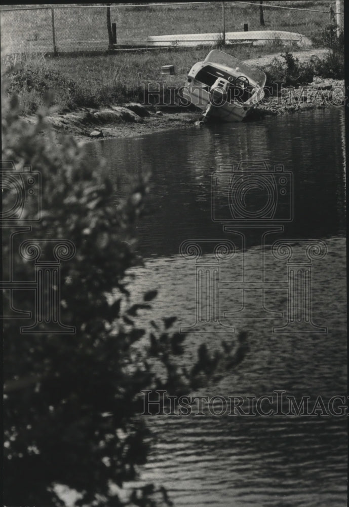 1977 Press Photo Alabama-Boat high and dry; at Lay Lake after low water level. - Historic Images