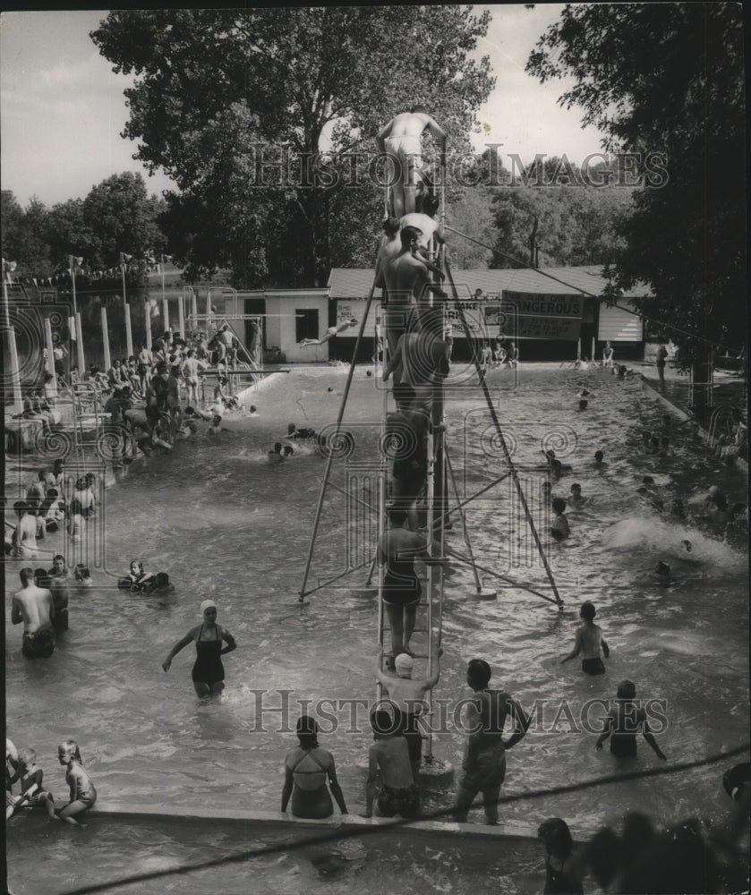 1954 Press Photo Alabama-Swimmers cooling off in pool at Pearl Lakes park. - Historic Images