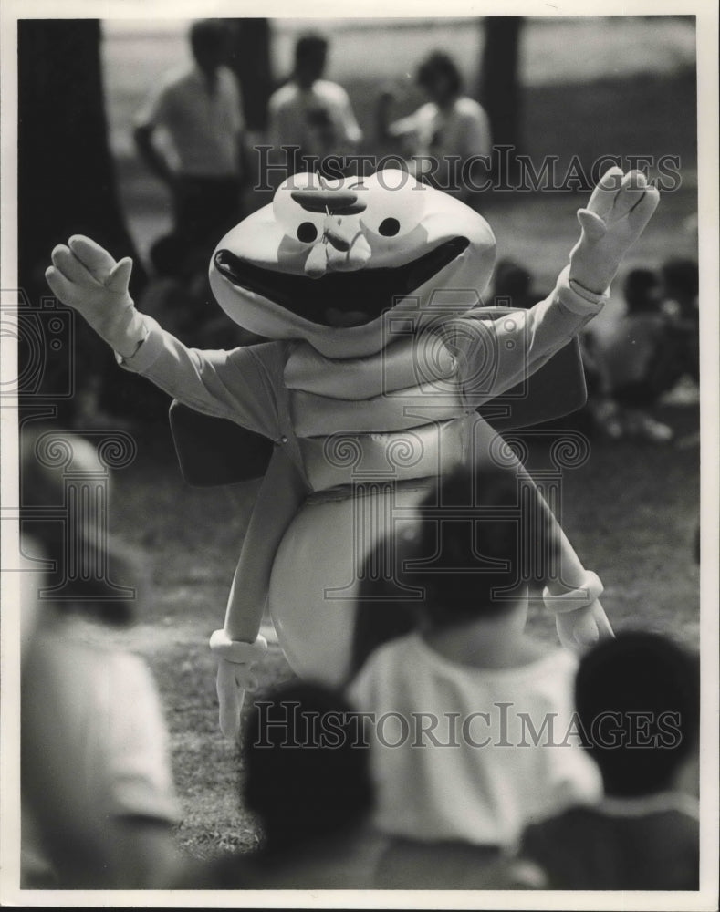 1986 Press Photo Lightning Bug Louie at Homewood Park Teaching Safety, Alabama - Historic Images