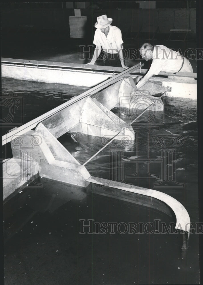 1965 Press Photo Workmen Examine Model of Warrior River Dam in Alabama - Historic Images