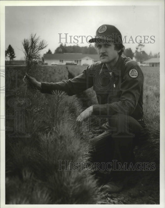 1982 Press Photo Alabama-Eddie Hyde of forest department checks young trees. - Historic Images