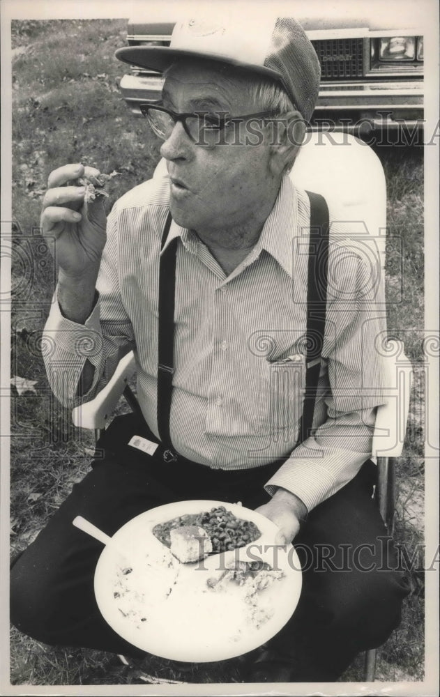 1988 Press Photo Alabama-Elam E. Henderson eats fresh fried Chitlins at Jamboree - Historic Images