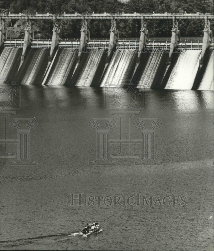 1978 Press Photo Alabama-A tiny boat on the river below the Bankhead Lock & Dam. - Historic Images