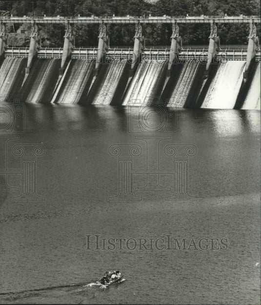 1978 Press Photo Alabama-A tiny boat on the river below the Bankhead Lock & Dam. - Historic Images