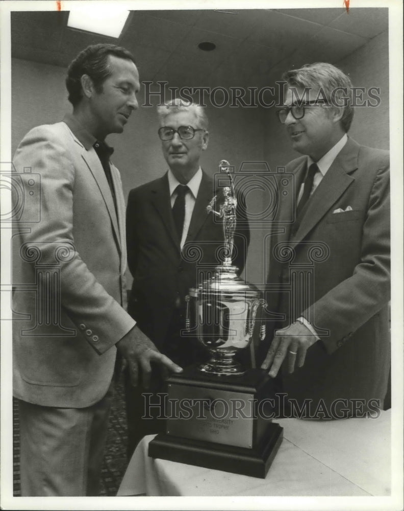 1990 Press Photo Admiring Troy State College All-Sports Trophy, Alabama - Historic Images