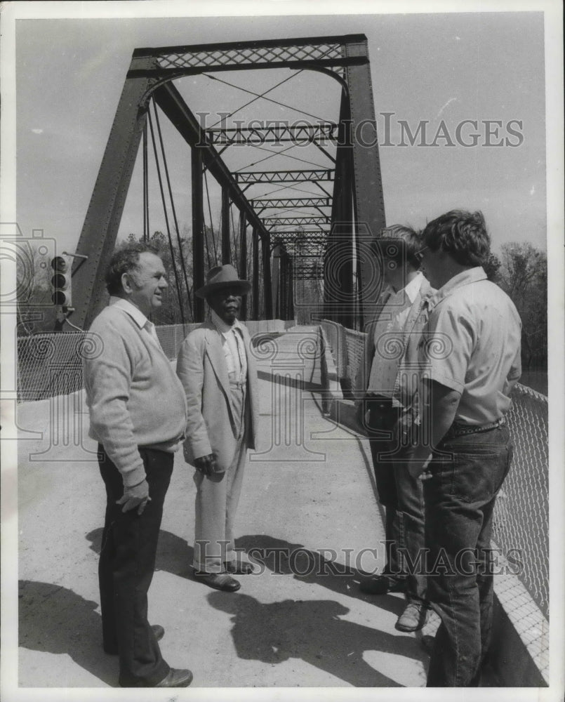 1980 Press Photo Inspecting the &quot;New&quot; Old Bridge in Alabama - abna07773 - Historic Images