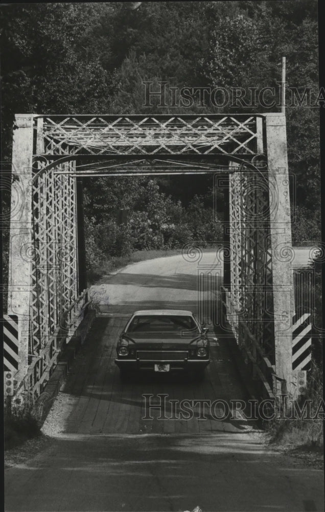 1980 Press Photo Alabama-One lane bridge connects Hillview and Brookside. - Historic Images