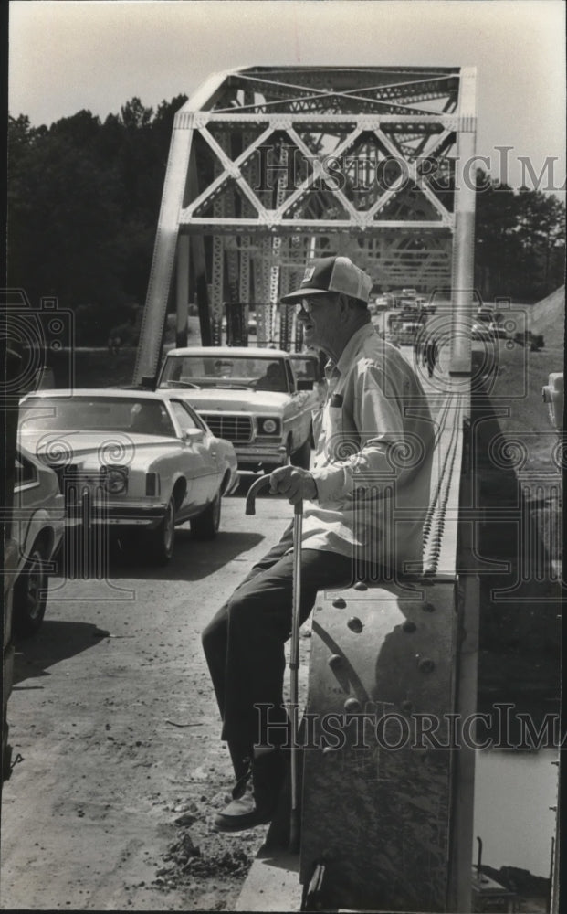 1982 Press Photo Alabama-Homer Murphy watches cars on Frank A. Hewitt bridge. - Historic Images