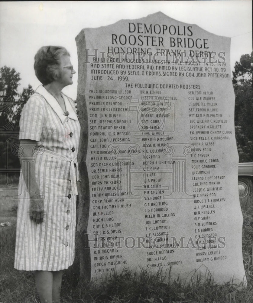 1978 Press Photo Mrs. Frank Derby Views Rooster Bridge Site Marker in Alabama - Historic Images