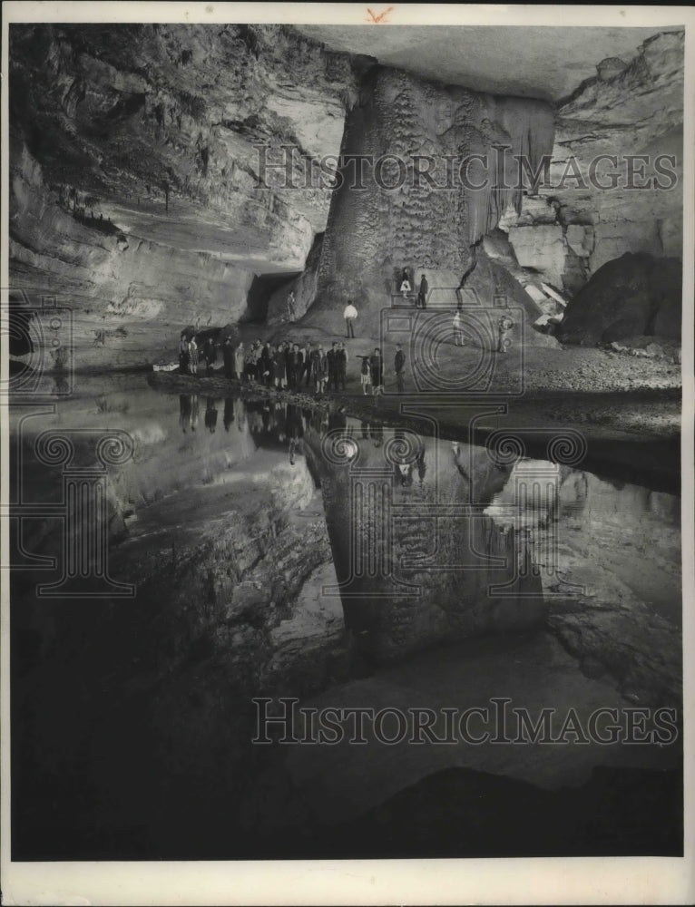 1962 Press Photo Alabama-Tourist wind their way though the Cathedral Caverns. - Historic Images