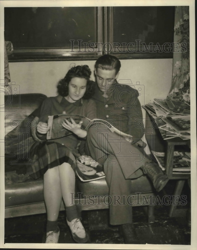 1943, Alabama-Soldier and his wife relax at Anniston&#39;s USO Club. - Historic Images