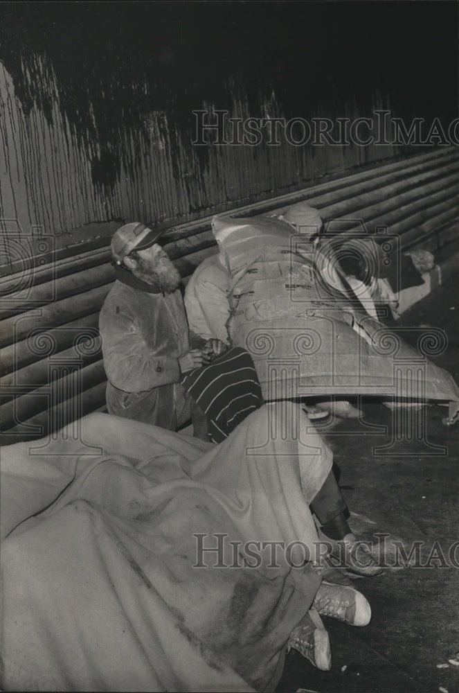 1985 Press Photo Homeless Men Wrap Up for Rainy Night, Birmingham, Alabama - Historic Images