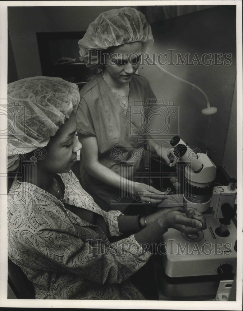 1986 Press Photo University of Alabama Birmingham Hospital in vitro technicians - Historic Images