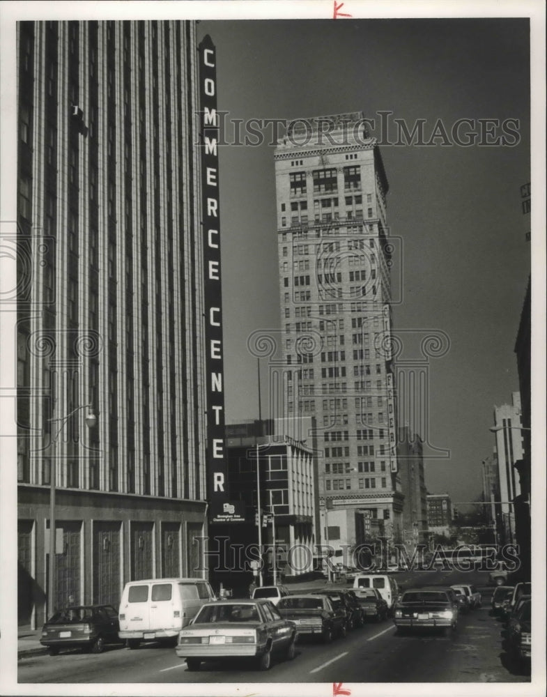 1986 Press Photo Alabama-Birmingham-Vertical Commerce Center sign on building. - Historic Images