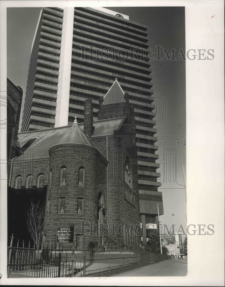 1986 Press Photo Alabama-Birmingham Methodist Church dwarfed by So. Central Bell - Historic Images