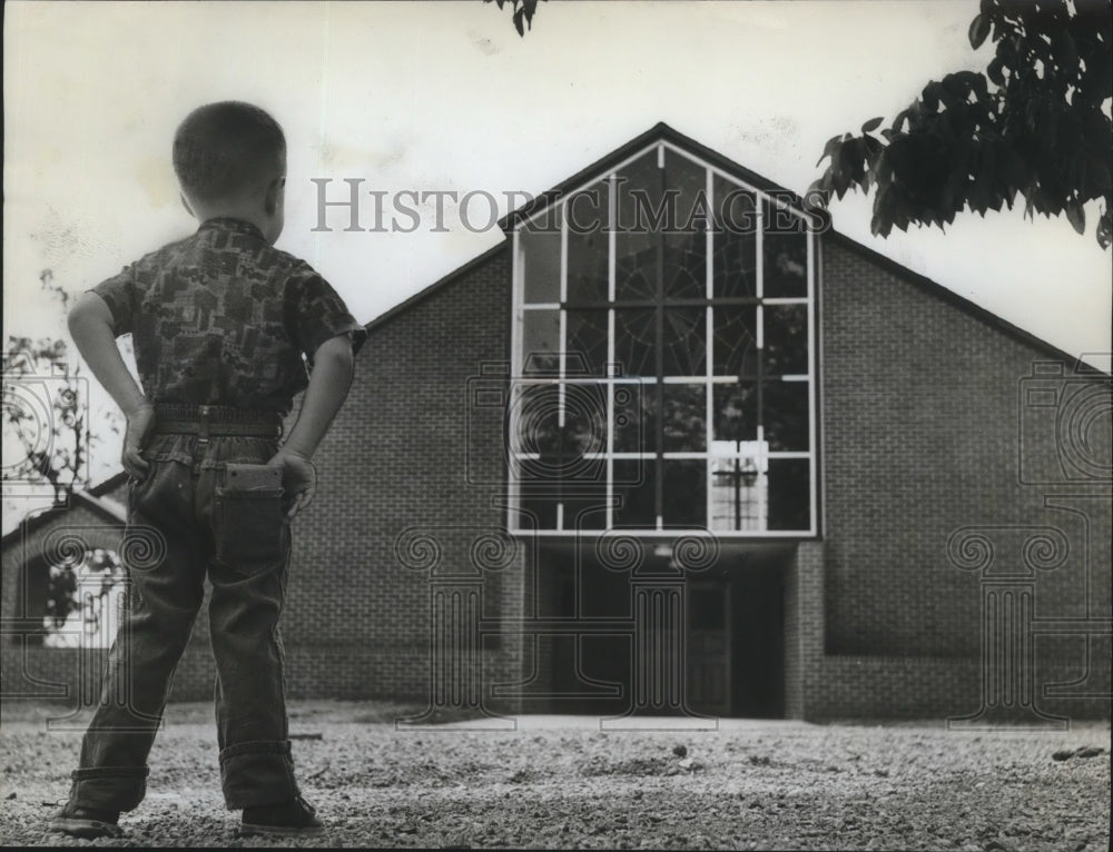 1962 Press Photo Alabama-Child views Green Acres Methodist Church in Birmingham. - Historic Images