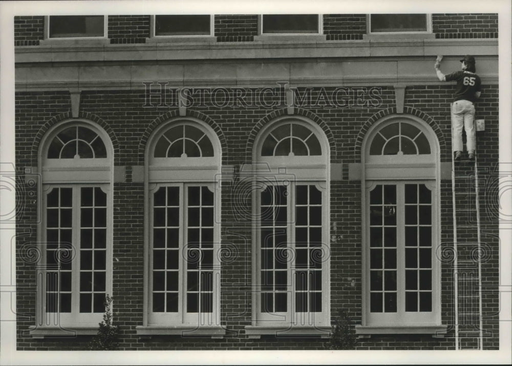 1988 Press Photo Alabama-Birmingham&#39;s Highland Plaza housing undergo renovations - Historic Images