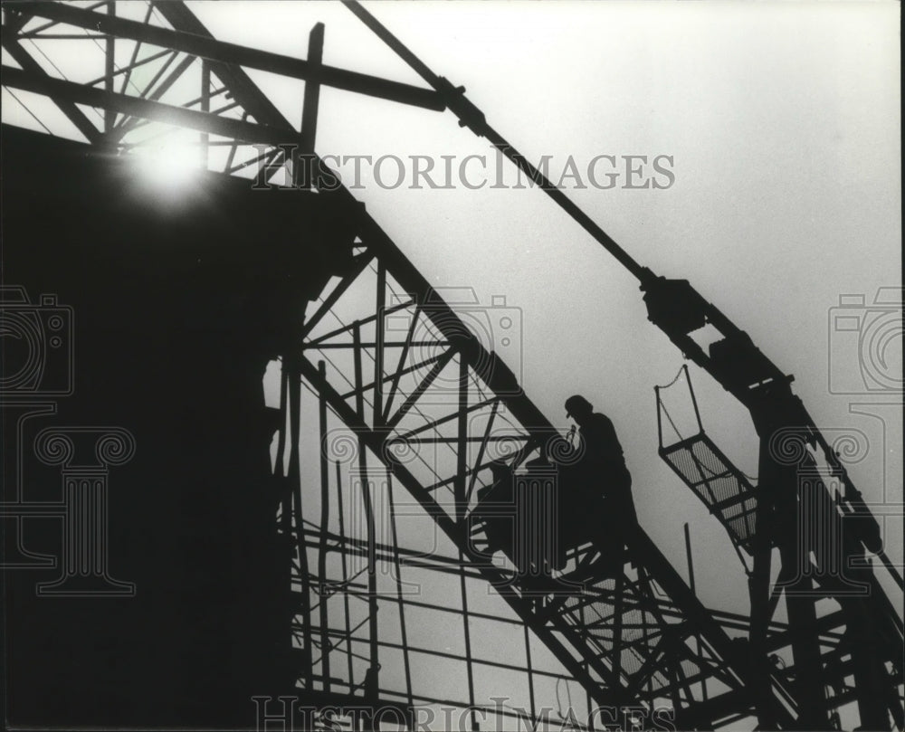 1981 Press Photo Alabama-Birmingham Plaza Tower construction worker in the heat. - Historic Images