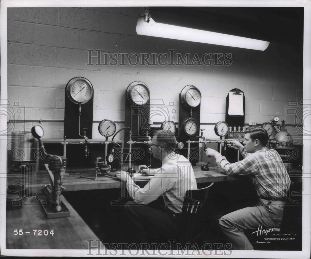 1956 Press Photo Alabama-Workers at Hayes Aircraft instrument lab in Birmingham. - Historic Images