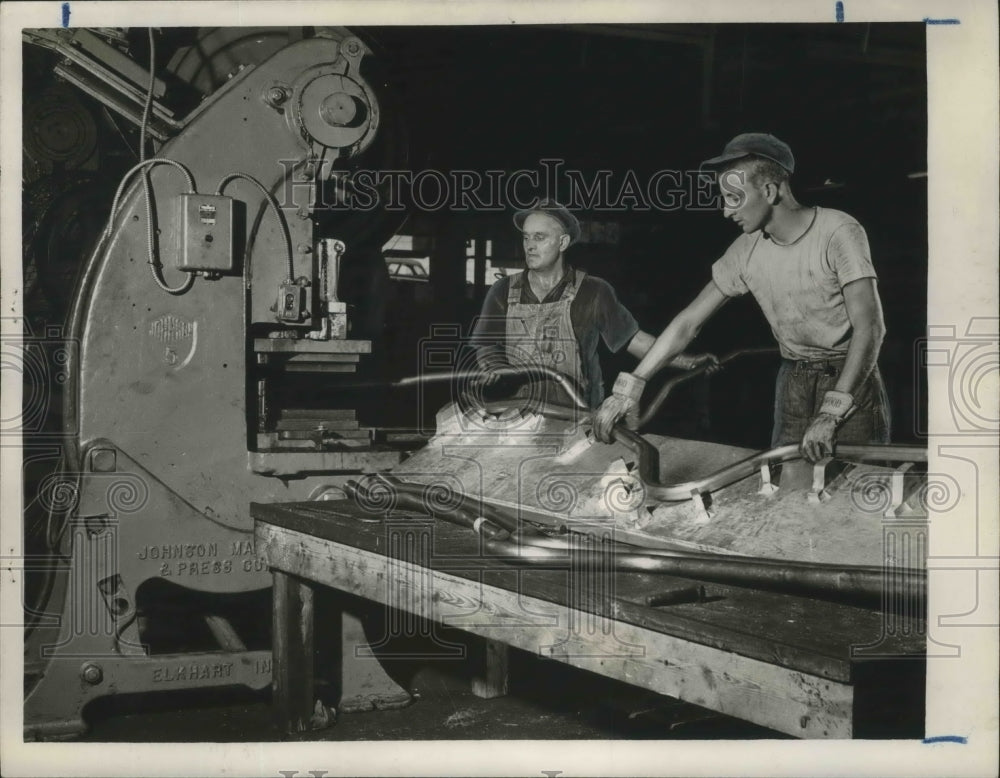 1951 Alabama-Workers at Southeastern Metals Company in Birmingham. - Historic Images