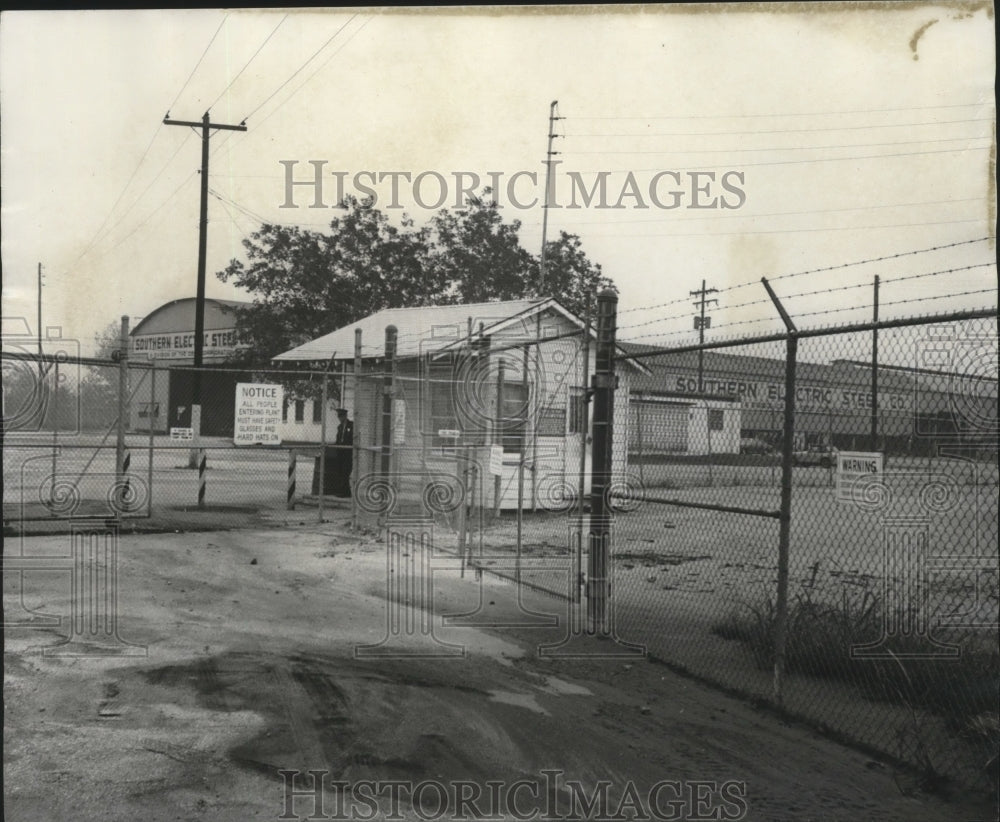 1977, Alabama-Southeastern Electric Steel Co. in Birmingham shut down - Historic Images