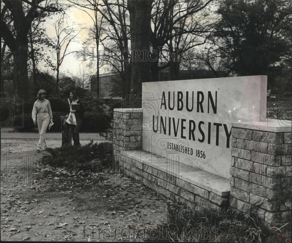 1981 Press Photo Auburn University Students Walk by Marker, Main Campus, Alabama - Historic Images