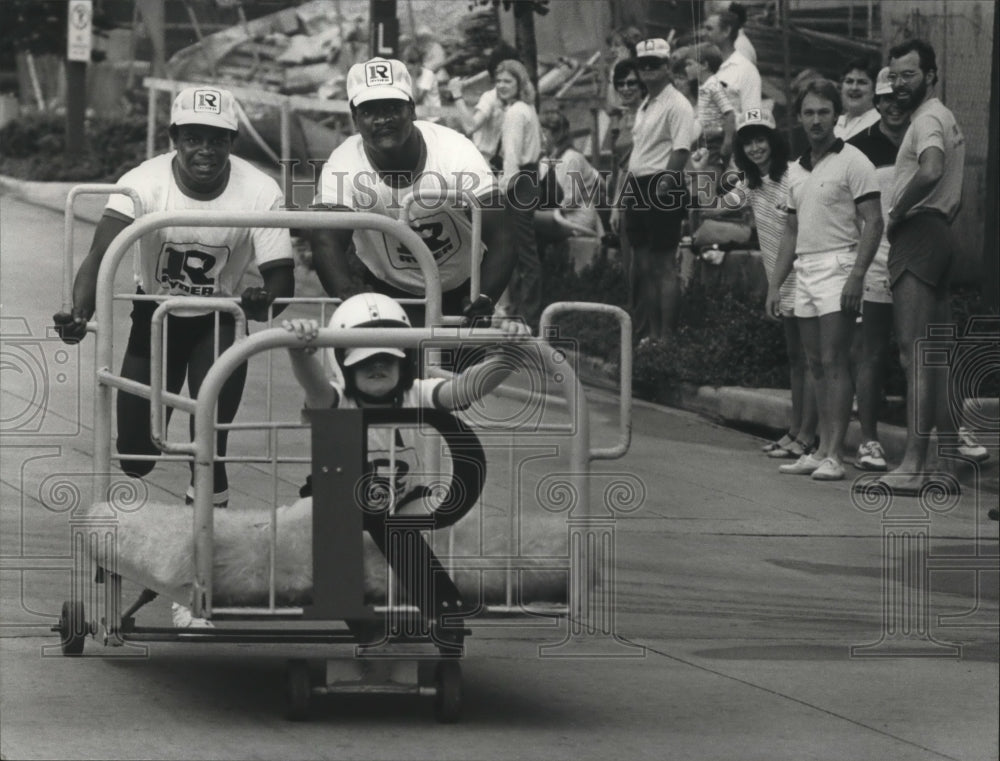 1982 Press Photo Alabama-Ryder team in action at Birmingham bed races. - Historic Images