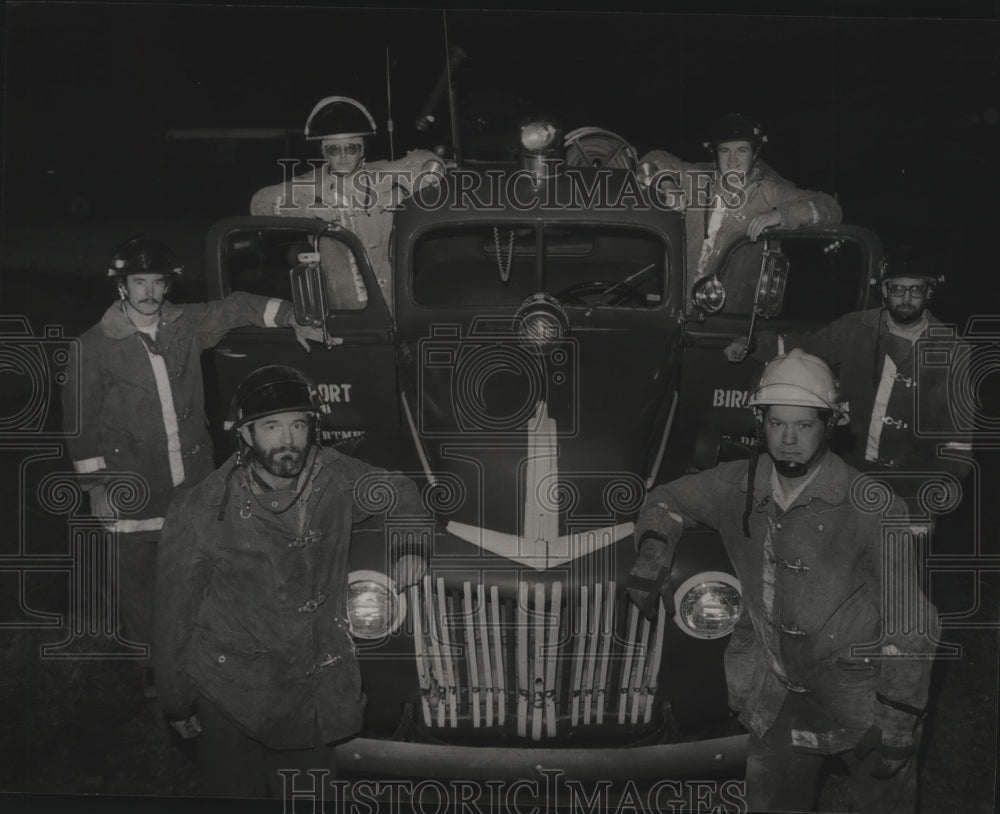 1984 Press Photo Alabama-Birmingport Firemen with Fire Department engine. - Historic Images