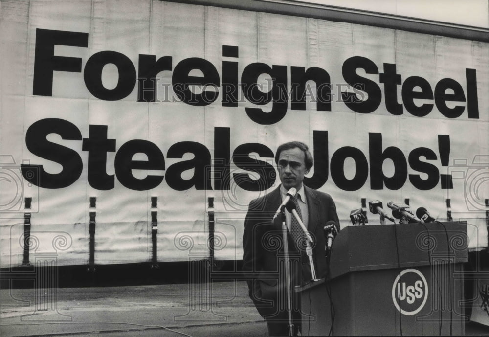 1984 Press Photo Alabama-Congressman Ben Erdreich with US Steel sign. - Historic Images