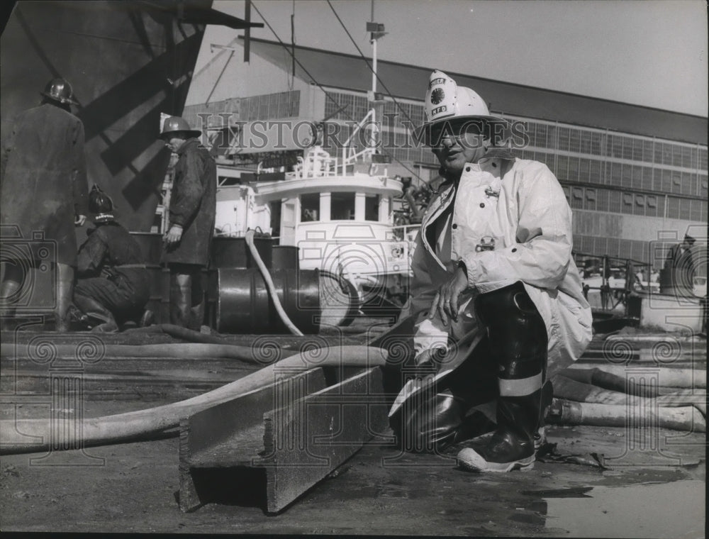 1965 Press Photo Alabama-Mobile Fire Chief Dan Sirmon inspects hot steel beam. - Historic Images