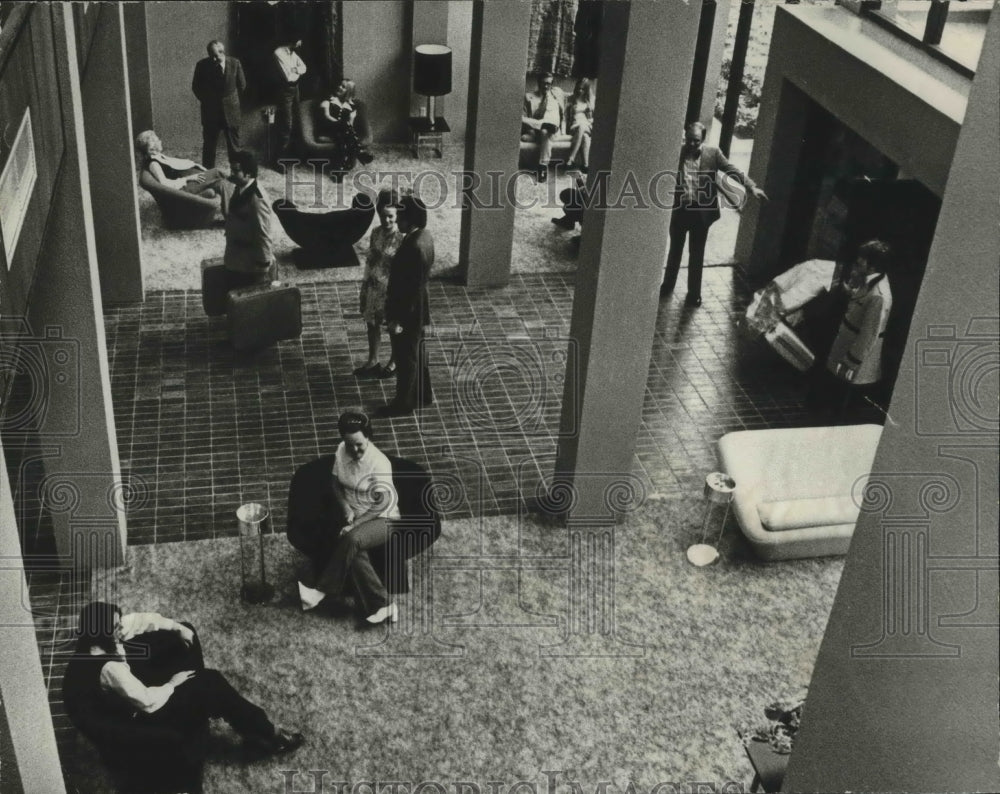 1973 Press Photo Guests Relax in Lobby of New Hyatt House Hotel in Birmingham - Historic Images