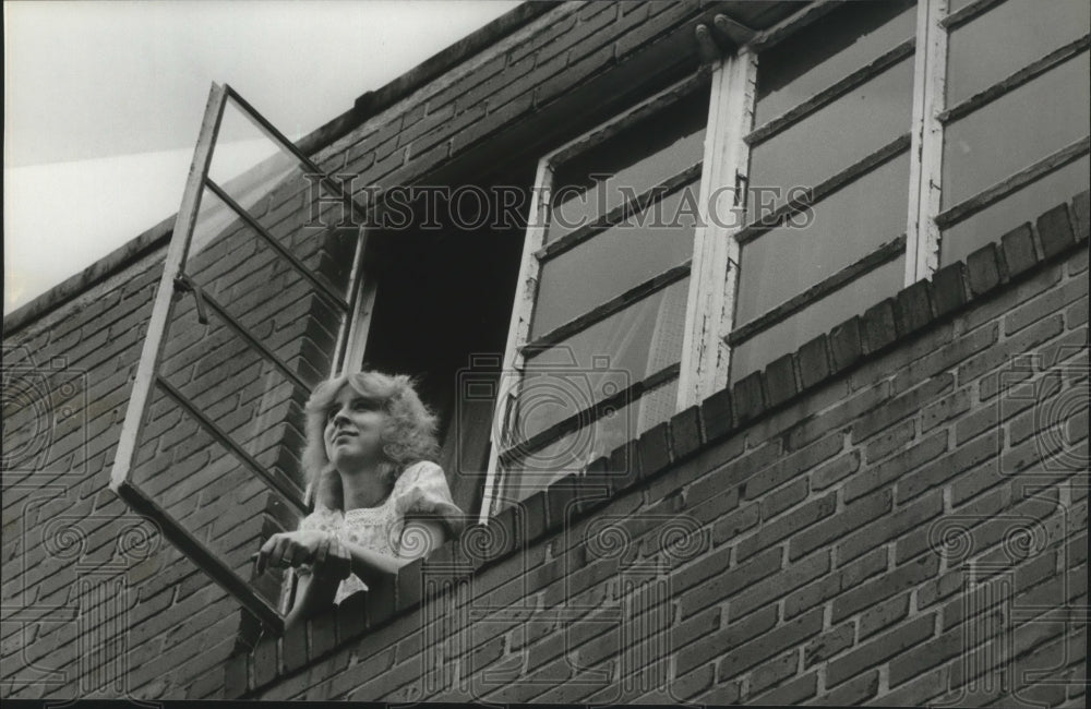 Press Photo Carla Gurley Peering From Central City Housing Window, Birmingham - Historic Images