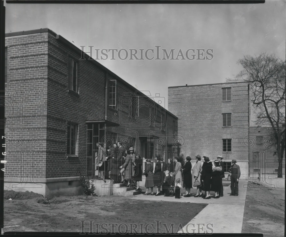 Press Photo Alabama-People at the Central City Housing Project in Birmingham. - Historic Images