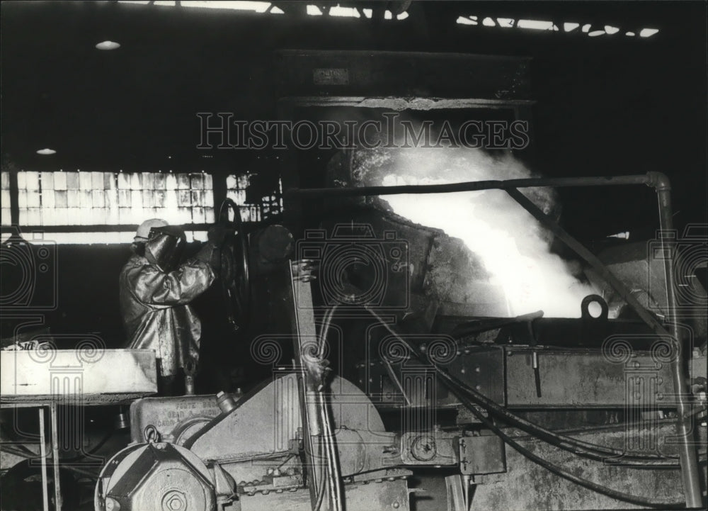 1979 Press Photo Alabama-Worker pours molten iron at Acipco plant in Birmingham - Historic Images