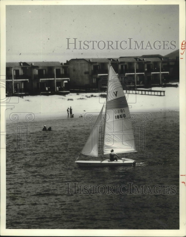 1979 Press Photo Sailboat puts in along Alabama&#39;s Gulf State Park beach. - Historic Images