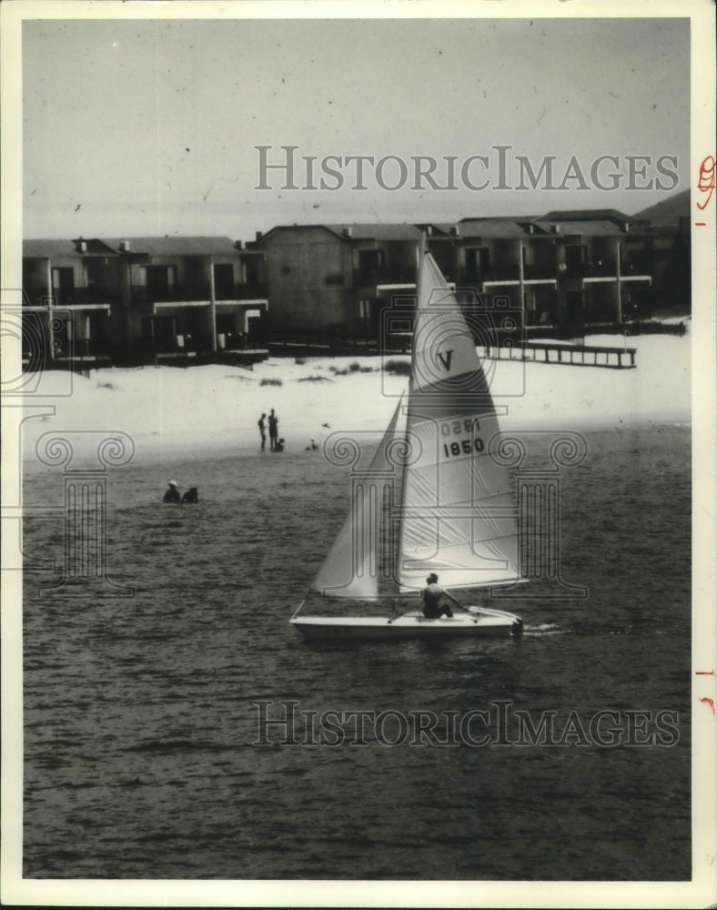 1979 Press Photo Sailboat puts in along Alabama's Gulf State Park beach. - Historic Images