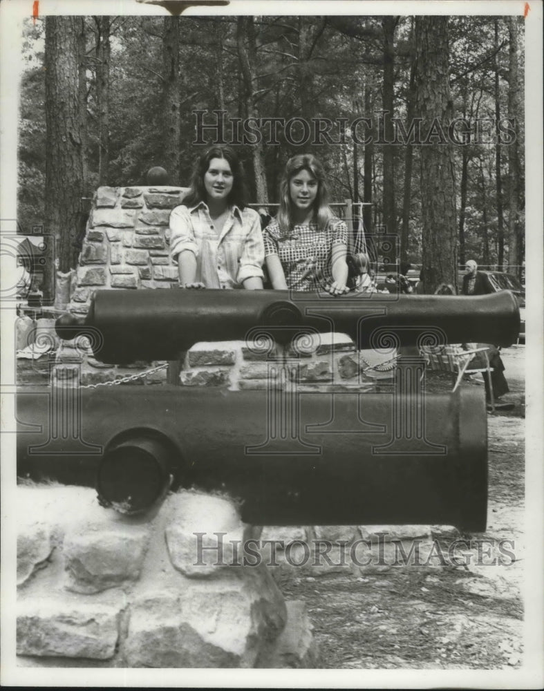 1977 Press Photo Daphne Thompson, Tara Bennett at Tannehill State Park, Alabama - Historic Images