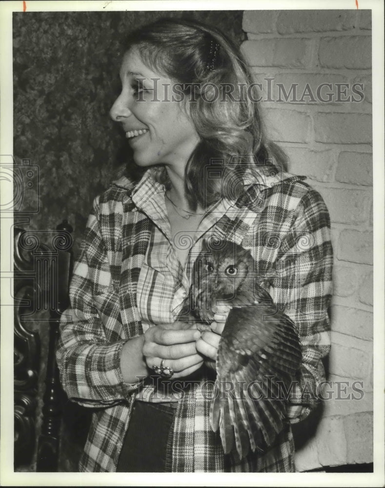 1980 Press Photo Sheila Burke Comforts Owl, Alabama Wildlife Rescue Service - Historic Images