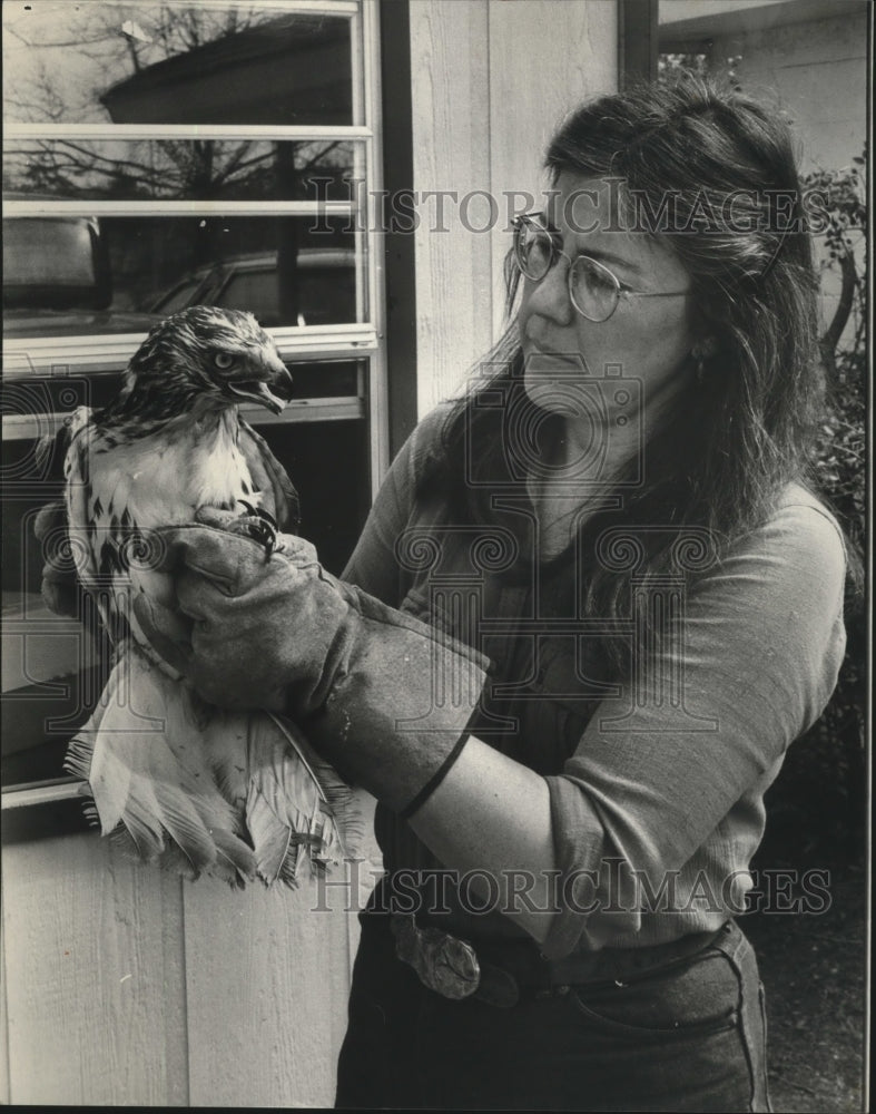 1983 Press Photo Anne Miller, Alabama Wildlife Rescue Service, With Injured Hawk - Historic Images