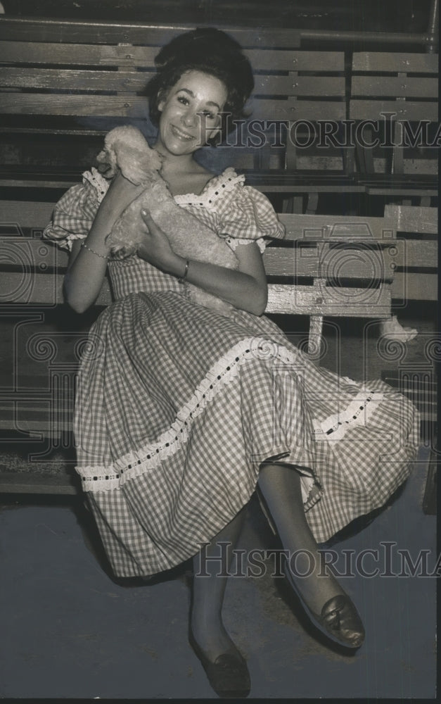 1969 Press Photo Singer Rebecca Alford relaxes with pet pooch during a break. - Historic Images